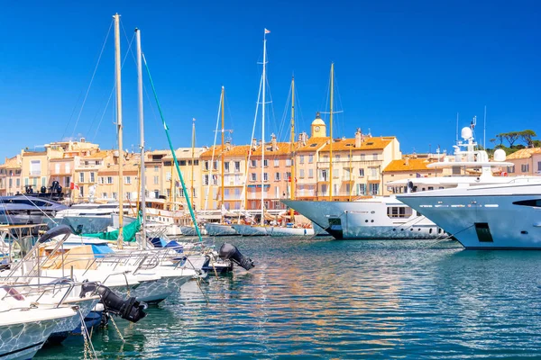 Fransız Rivierası'nda ünlü tatil Saint Tropez Fransa görüntüleyin