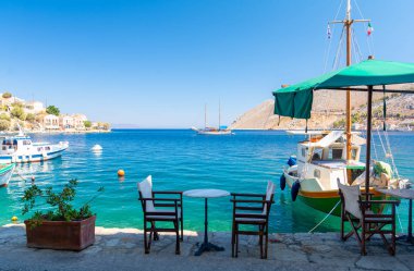 Geleneksel küçük sokak taverna Symi Adası, Yunanistan