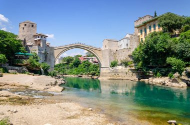 Eski Köprü ve Zümrüt nehir Neretva Bosna ve Hersek'teki Mostar görüntüleyin