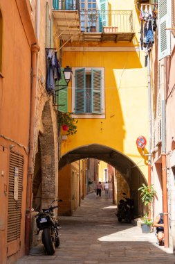 renkli dar sokak Nice riviera, cote d'azur, Güney Fransa Fransız