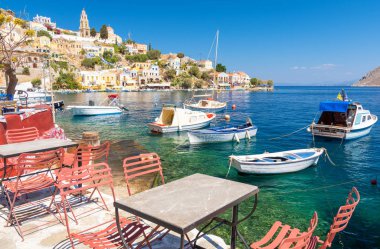 Symi Adası'nda, Yunanistan Deniz kıyısında geleneksel Yunan tavernası