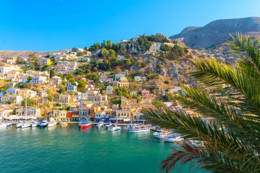 Yunanistan'da Symi adasının renkli mimarisi görünümü
