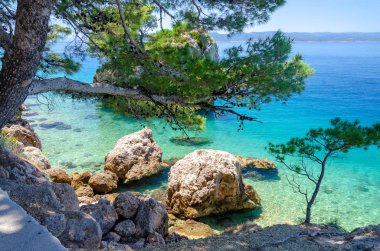 Brela adriyatik denizikristal berraklığında su, Makarska riviera, Dalmaçya, hırvatistan