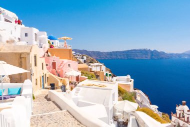 Santorini adasında Oia köyünde güneşli bir gün, Kiklad, Yunanistan