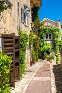 Provence Saint-Paul-de-Vence kasabasında büyüleyici sokak, cote d'azur, Fransa