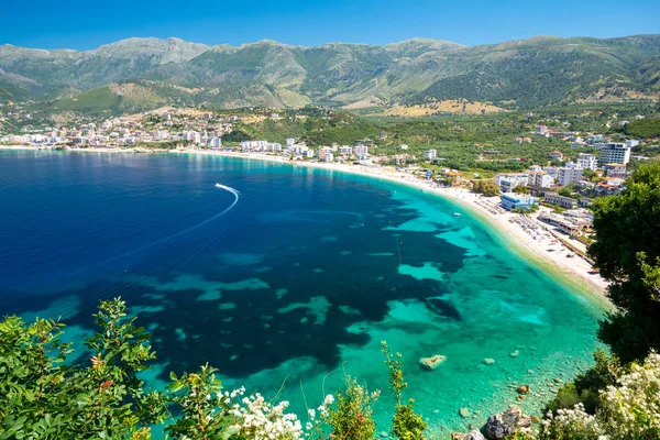 Arnavut Rivierası'nda Himare'ye güzel bir görünüm, Arnavutluk