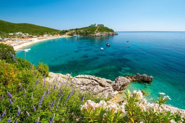 Himare ile Dhermi arasındaki güzel Jale plajı Arnavutluk 'un başkenti Arnavutluk' ta.