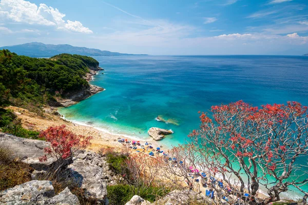 Arnavutluk'ta Ksamil ve Saranda arasındaki Pulebardha Plajı'nda görüntü