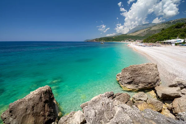 Água Cristalina Praia Livadhi Himare Albânia — Fotografia de Stock