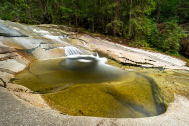 Harrachov Krkonose dağlarında Mumlava nehri üzerinde cascades, Çek Cumhuriyeti