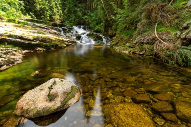 Harrachov Krkonose dağlarında Mumlava nehri üzerinde cascades, Çek Cumhuriyeti
