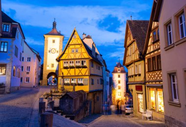 Akşamları eski Rothenburg ob der Tauber kasabası, Bavyera, Almanya
