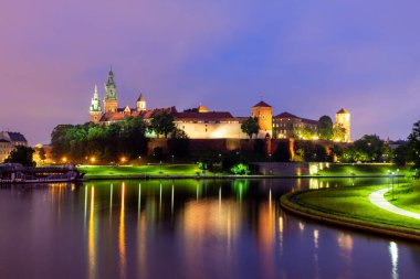 Wawel Şatosu Krakow 'da Vistula Nehri' nde gece, Polonya