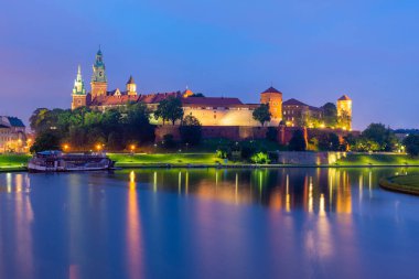 Wawel Şatosu Krakow 'da Vistula Nehri' nde gece, Polonya