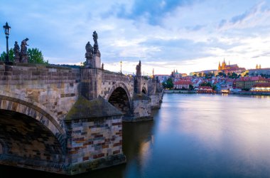 Charles Köprüsü ve Hradczany Çek Cumhuriyeti 'nin eski Prag kasabasında alacakaranlıkta