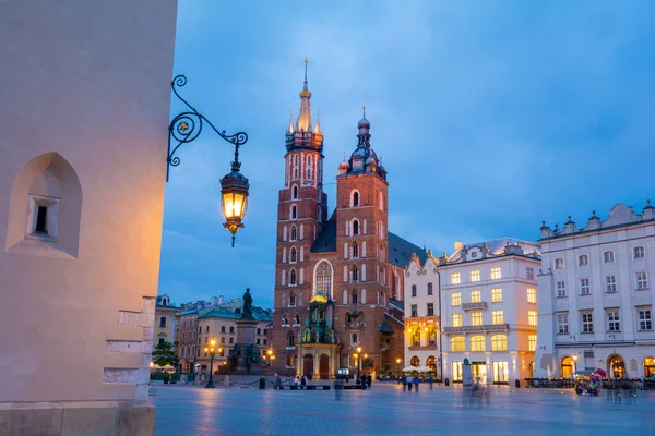 ポーランドの夕暮れ時のクラクフのメイン広場にある聖マリア大聖堂 — ストック写真