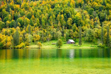 Berchtesgaden, Almanya 'nın Berchtesgaden şehrinde sonbahar boyunca Konigssee Gölü' nde büyüleyici bir kulübe.