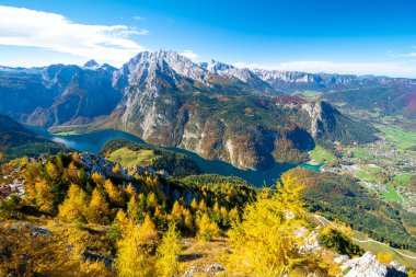 Berchtesgaden Ulusal Parkı 'ndaki Jenner Dağı' ndan Watzmann Dağı ve Knigssee Gölü manzarası, sonbahar boyunca, Bavyera Alpleri, Almanya