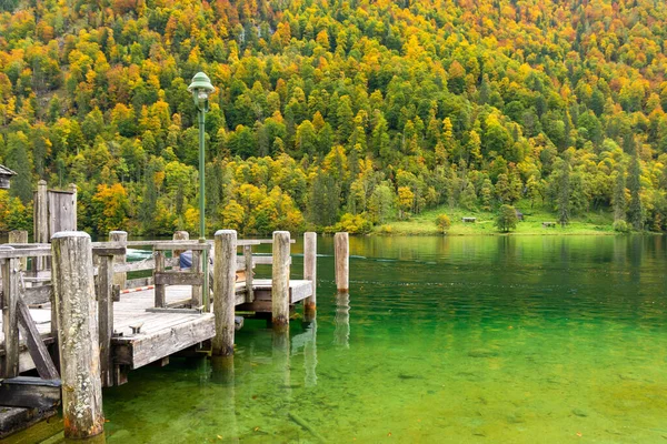 Drewniane Molo Jeziorze Knigssee Parku Narodowym Berchtesgaden Alpach Bawarskich Jesienią — Zdjęcie stockowe