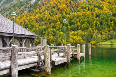 Almanya 'da sonbaharda Bavyera Alpleri' ndeki Berchtesgaden Ulusal Parkı 'nda Knigssee Gölü' ndeki ahşap iskele.
