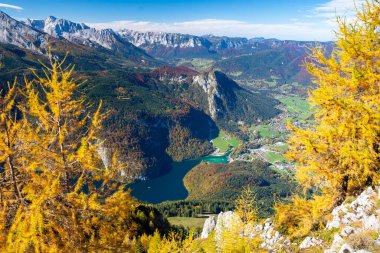 Almanya 'nın Bavyera Alpleri' nde Berchtesgaden 'de güneşli bir sonbaharda Jenner dağından Konigsee Gölü manzarası