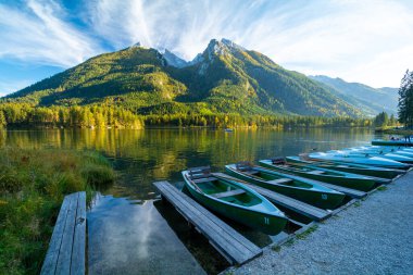 Berchtesgaden, Bavyera, Almanya 'daki Ramsau Gölü' ndeki tekneler