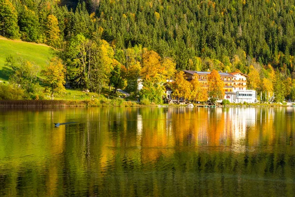 Jesienne Drzewa Odzwierciedlone Pięknym Jeziorze Alpach Bawarskich Niemczech — Zdjęcie stockowe