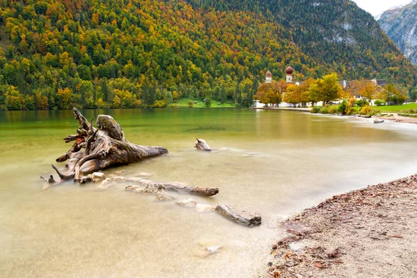Jezioro Konigssee Kościołem Bartłomieja Alpach Bawarskich Jesienią Niemczech — Zdjęcie stockowe