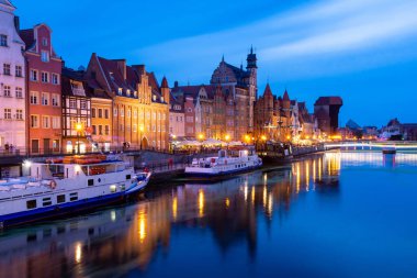 Polonya 'da akşam saatlerinde Gdansk' ta tarihi bir kasaba