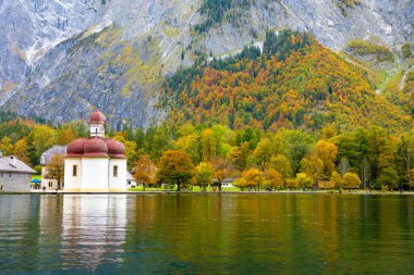 Almanya 'nın Bavyera Alpleri' nde sonbahar sırasında Berchtesgaden 'deki Konigssee Gölü' ndeki St. Bartholomew Kilisesi