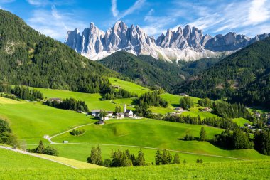 Val di Funes, Dolomitler, İtalya 'daki ünlü Alp köyü Santa Maddalena manzarası