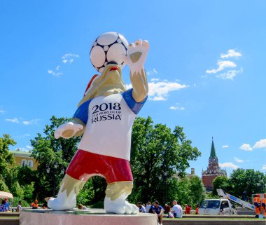 Moskova, Rusya. Haziran, 20, 2018 Dünya Kupası 2018 resmi maskotu kurt Zabivaka Moskova Kremlin yakınındaki