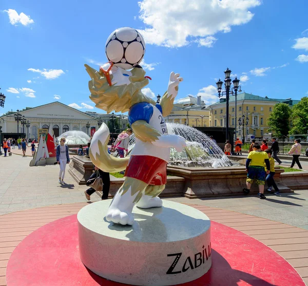 Moskova, Rusya. Haziran, 20, 2018 Dünya Kupası 2018 resmi maskotu kurt Zabivaka Moskova Kremlin yakınındaki