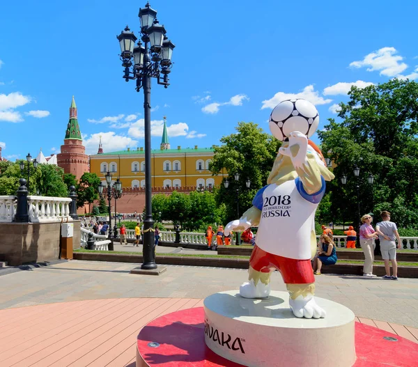 Moskova, Rusya. Haziran, 20, 2018 Dünya Kupası 2018 resmi maskotu kurt Zabivaka Moskova Kremlin yakınındaki