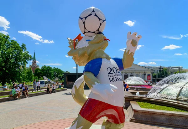 Moskova, Rusya. Haziran, 20, 2018 Dünya Kupası 2018 resmi maskotu kurt Zabivaka Moskova Kremlin yakınındaki