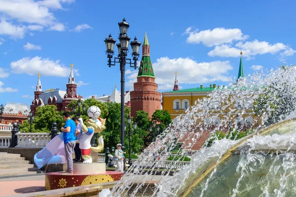 Moscou, Russie. 20 juin 2018 La mascotte officielle du loup de la Coupe du monde 2018 Zabivaka près du Kremlin de Moscou — Photo