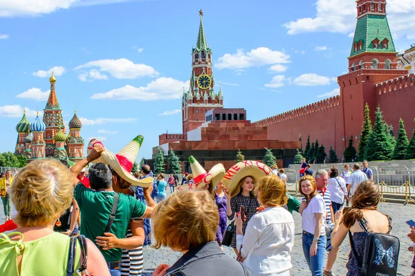 Moscou, Russie. 20 juin 2018 : Fans de football de la Coupe du monde 2018 sur la place rouge — Photo