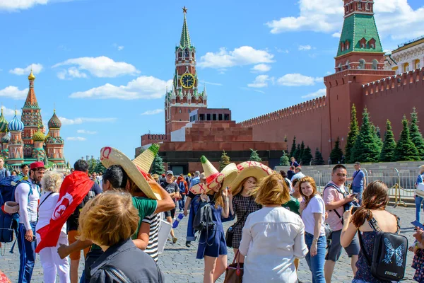 Moskou, Rusland. Juni, 20, 2018: De ventilators van de voetbal van de wereld Cup Fifa 2018 op het rode vierkant — Stockfoto