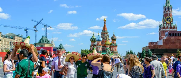 Moskou, Rusland. Juni, 20, 2018: De ventilators van de voetbal van de wereld Cup Fifa 2018 op het rode vierkant — Stockfoto