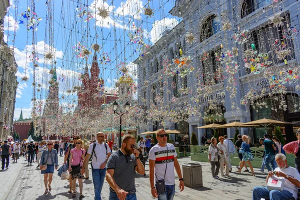 Moskova, Rusya. 20 Haziran 2018:: Nikolskaya sokak - Moskova merkezinde yaya caddesi insanlar yürümek.