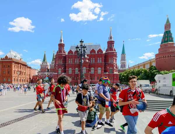 Moskou, Rusland. Juni, 20, 2018: Ventilators van de voetbal van de wereld Cup 2018 veel plezier in de buurt van het Rode plein — Stockfoto