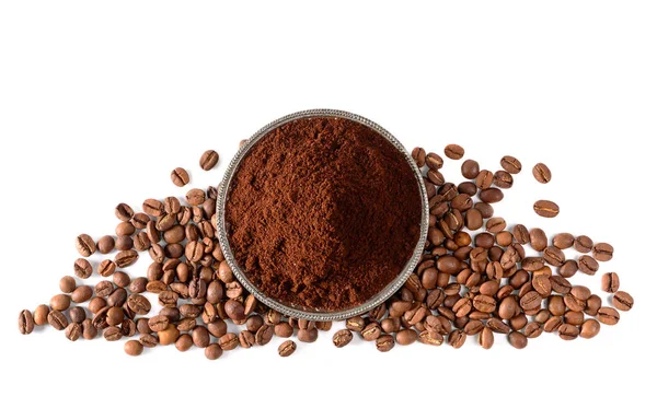 Pilha de grãos de café moídos e café em fundo branco — Fotografia de Stock