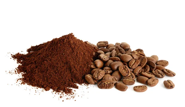 挽いたコーヒーや白い背景の上のコーヒー豆の山 — ストック写真