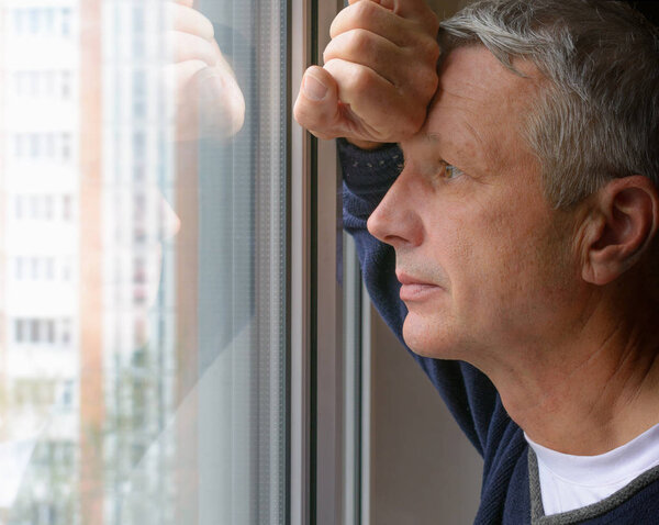 Человек смотрит в окно
