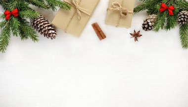 Noel sınır kompozisyon, köknar dalı yapılmış koni kraft kağıt beyaz ahşap zemin üzerinde sarılı kutuları hediye. Düz yatıyordu, en iyi görünüm, kopya alanı