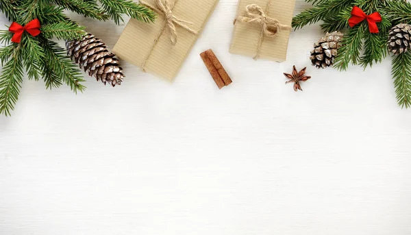 Weihnachtsborten Komposition Aus Tannenzweigen Kraftpapier Gewickelte Zapfen Geschenkschachteln Auf Weißem — Stockfoto