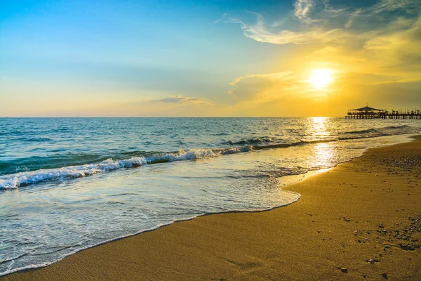 Pôr do sol dourado na praia — Fotografia de Stock