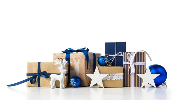 Κουτιά δώρων και μπλε μπάλες σε λευκό. — Φωτογραφία Αρχείου