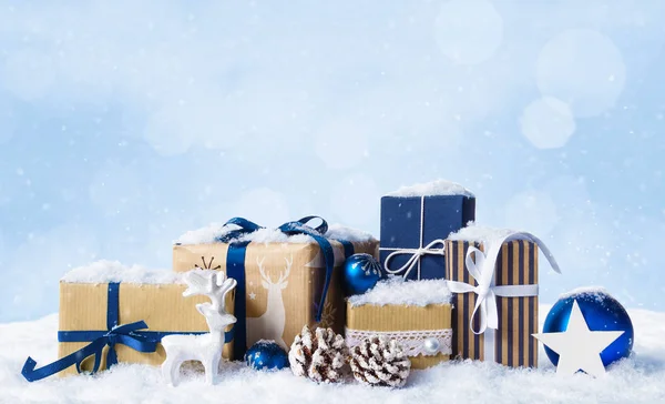 Scatole regalo di Natale nella neve . — Foto Stock