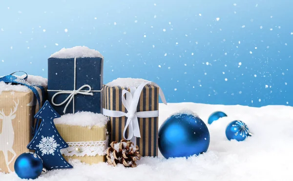 Scatole regalo di Natale nella neve . — Foto Stock